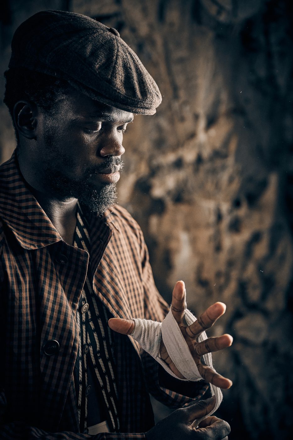 Portrait of Kakende Muzamiru wrapping his hands