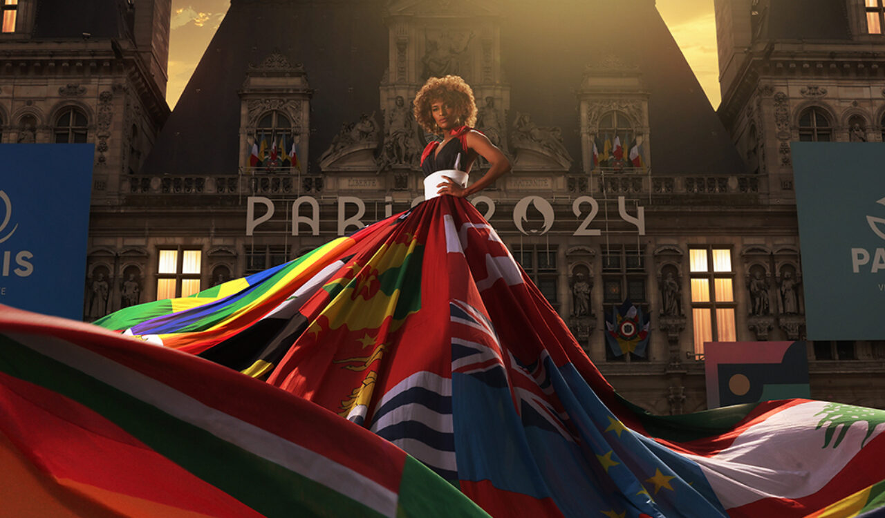 La Rainbow dress devant lhotel de ville de Paris Artiste Ludovic Baron 2024 hero