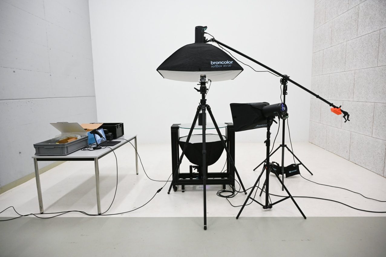 Automated product studio with broncolor Siros flashes and an Orbitvu turntable