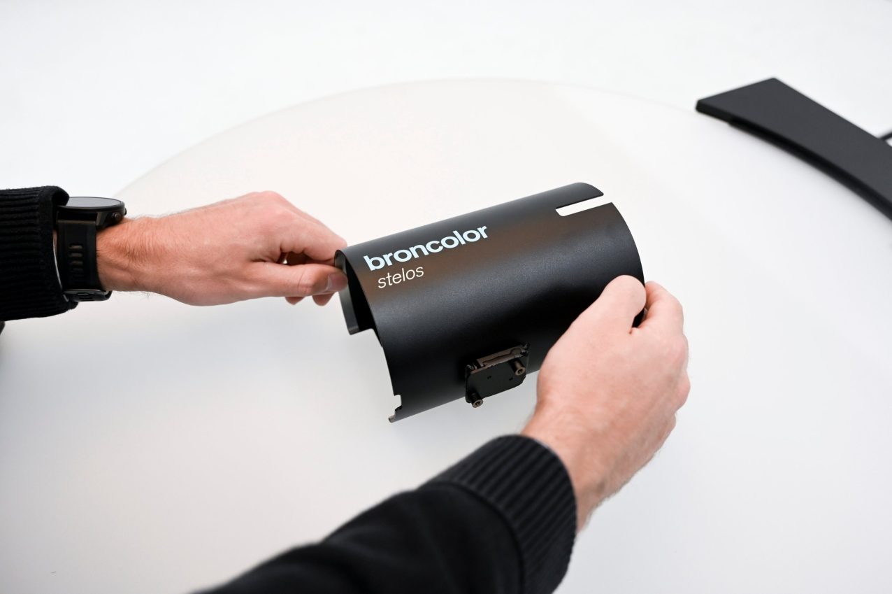 Unpacking a broncolor product for the automated shoot