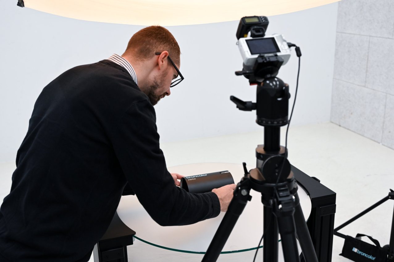 Placing the product on the Orbitvu turntable