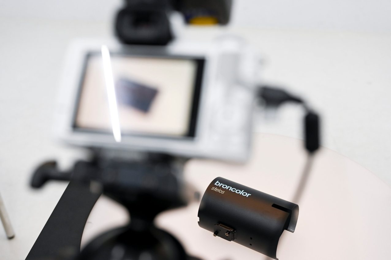 The camera captures the product on the turntable