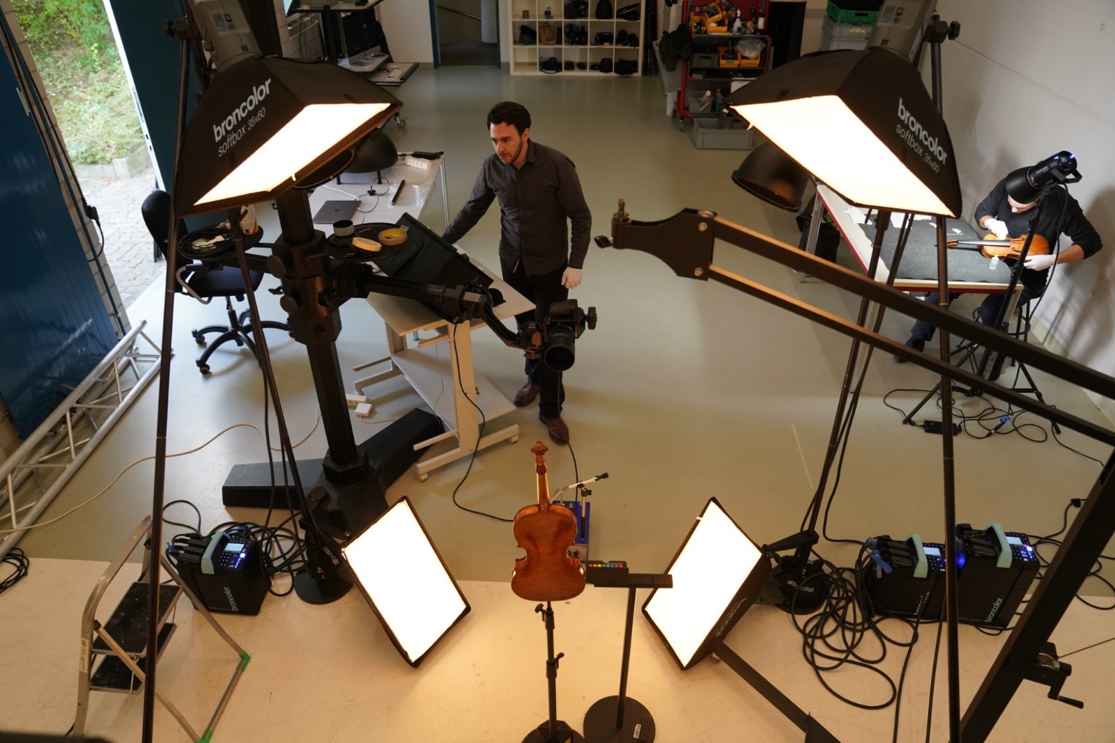 Museum in-house studio photographing a violin with broncolor softboxes